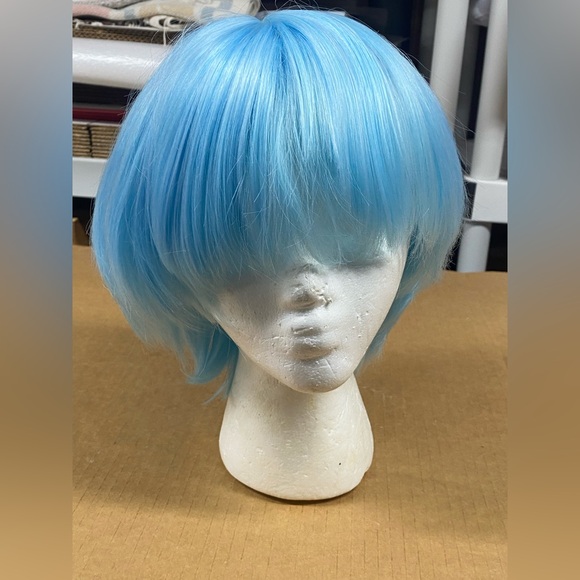 Short Light Blue Arda Wig - Picture 3 of 4
